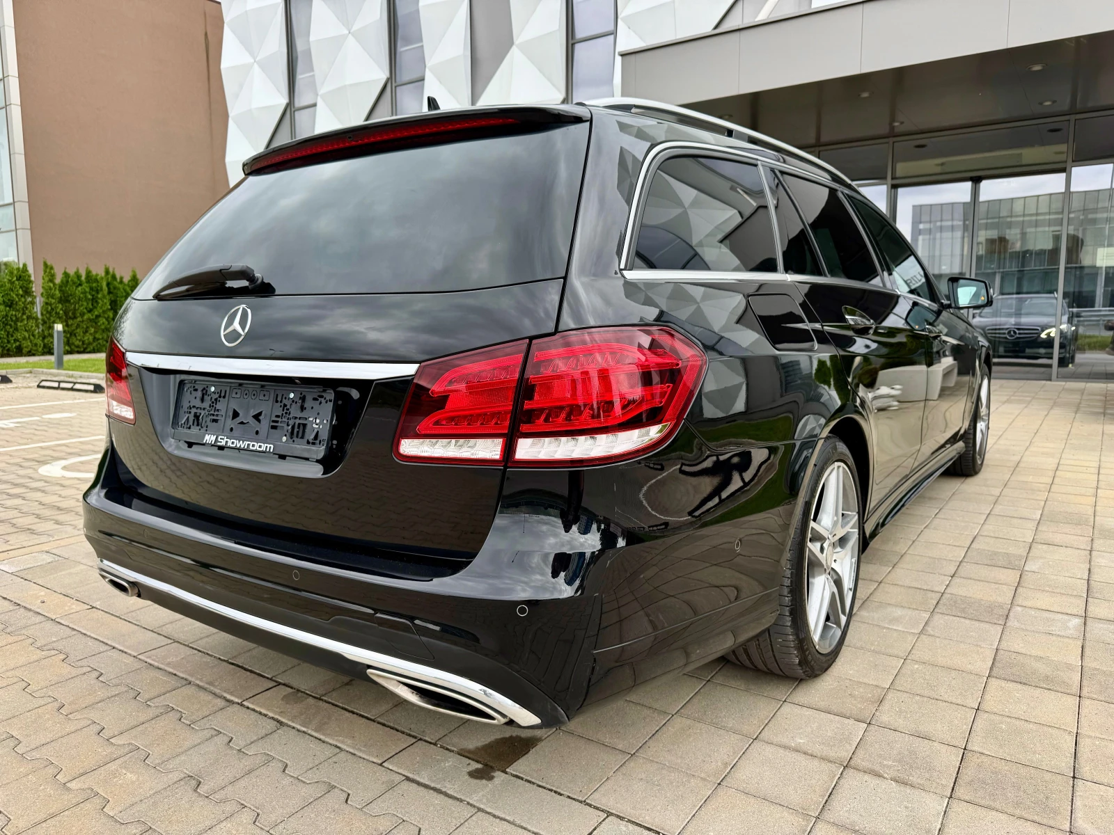 Mercedes-Benz E 350 AMG-4MATIC-DISTRONIK+ 360КАМЕРИ-ТОЧКА-LANE-ASIST- - изображение 5