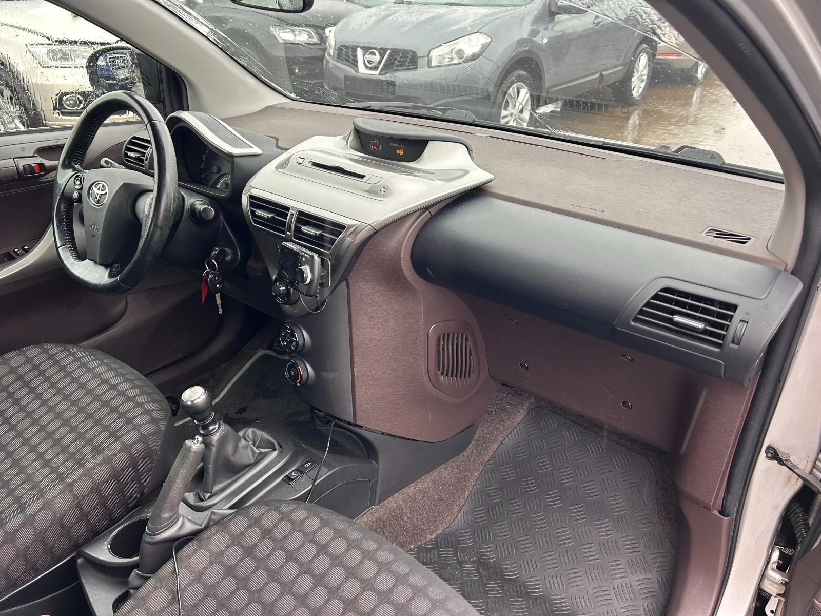 Toyota IQ 1.0i EURO 4 - изображение 10