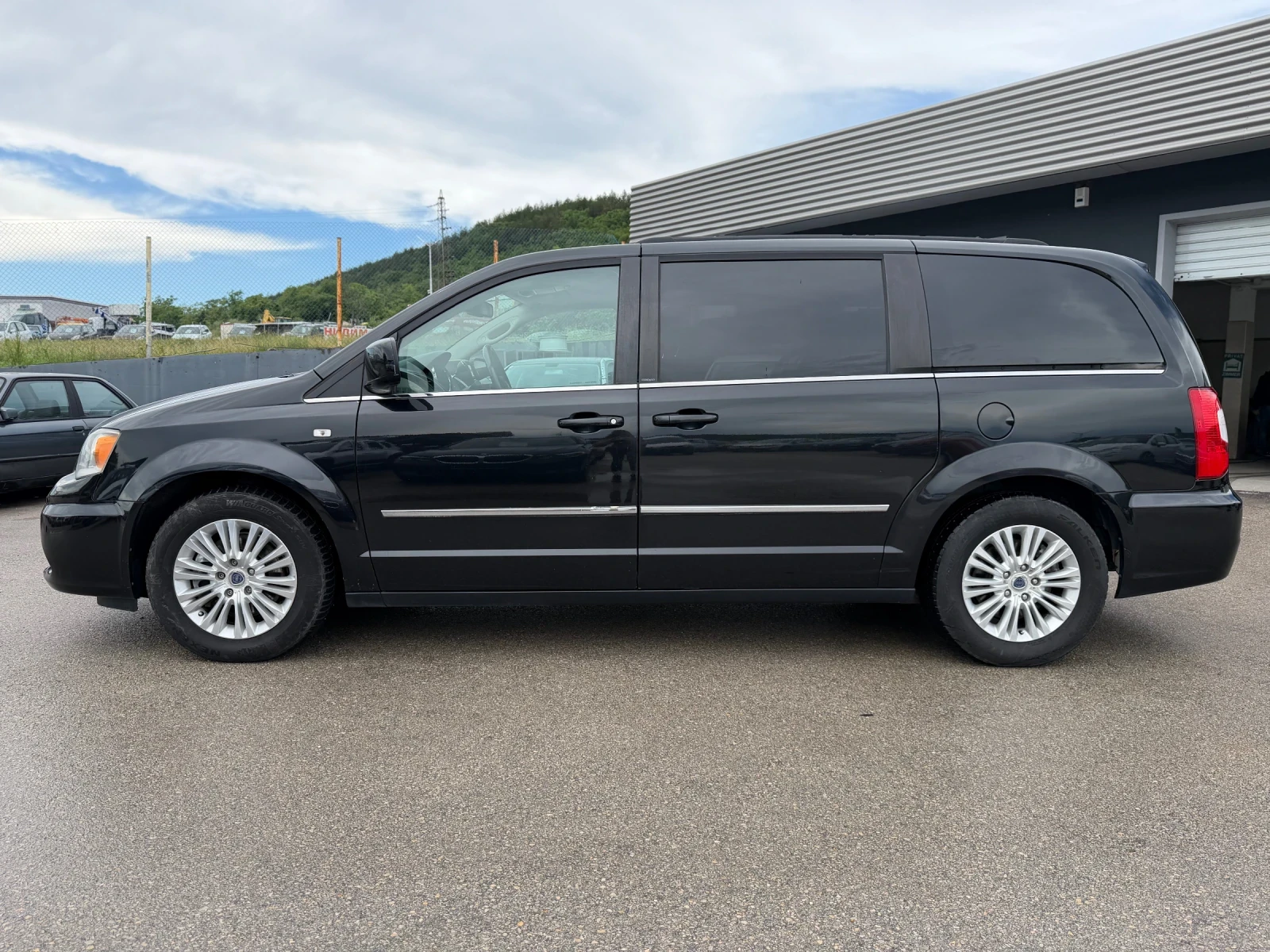 Lancia Voyager 2.8GRDI AUTOMATIC 7МЕСТА, снимка 8 - Автомобили и джипове - 53989785