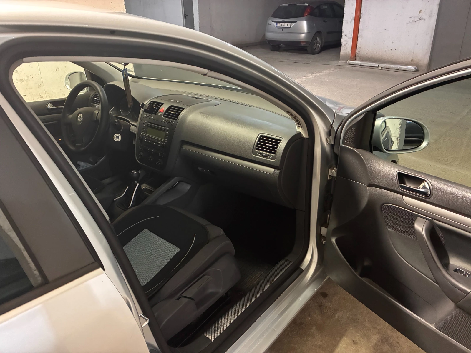 VW Golf 1.6 FSI, снимка 16 - Автомобили и джипове - 54243054