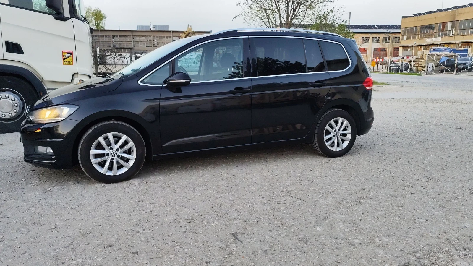 VW Touran 2.0 150 TDI, снимка 5 - Автомобили и джипове - 54370699