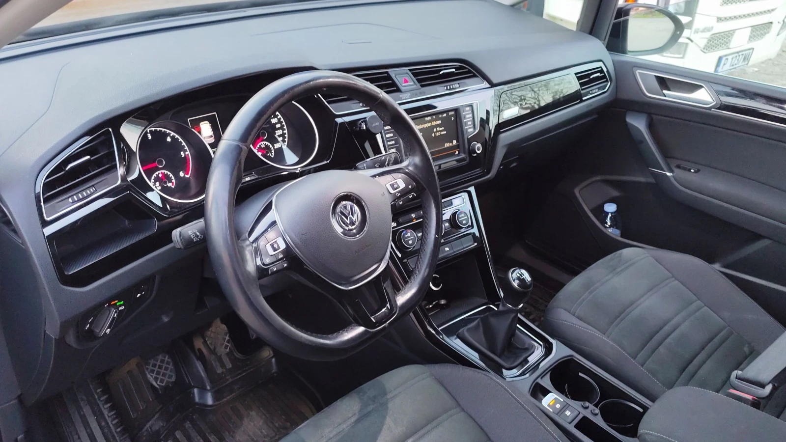 VW Touran 2.0 150 TDI, снимка 4 - Автомобили и джипове - 54370699