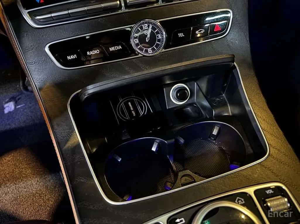 Mercedes-Benz E 220 d Coupe AMG Pkg HUD PANO, снимка 13 - Автомобили и джипове - 55523980