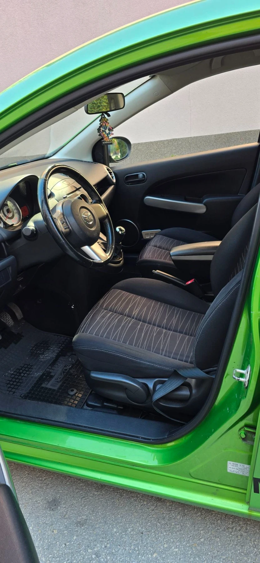 Mazda 2 1.3i, снимка 17 - Автомобили и джипове - 56122435