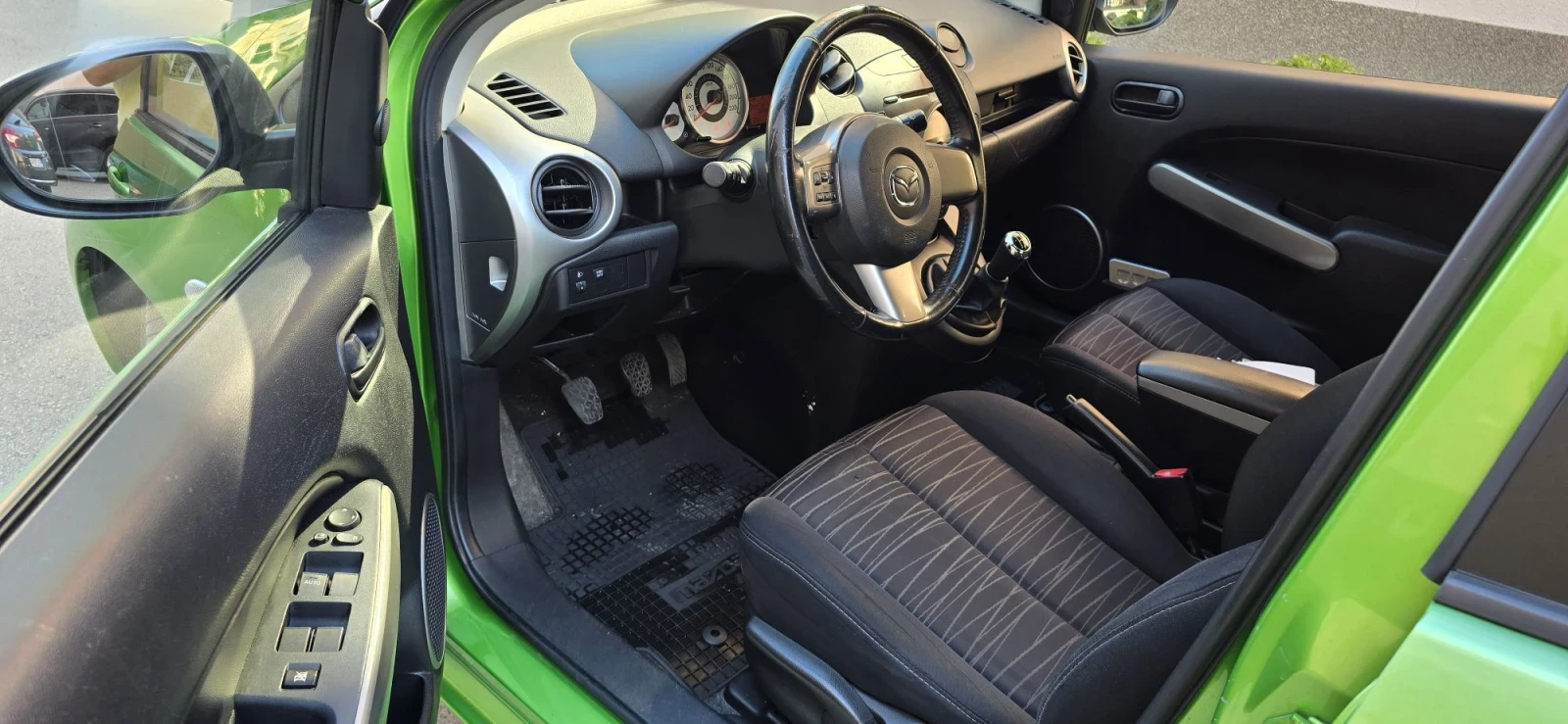 Mazda 2 1.3i, снимка 16 - Автомобили и джипове - 56122435