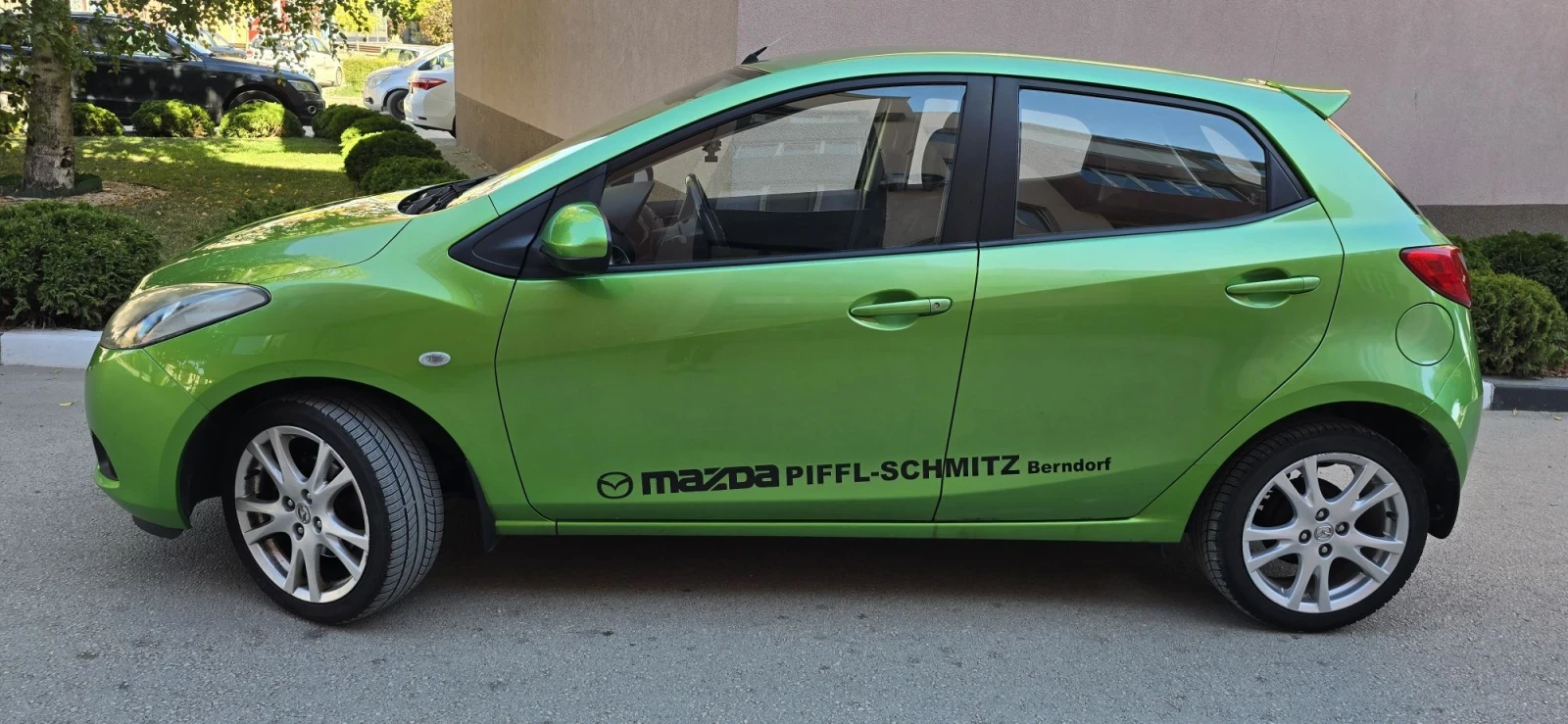 Mazda 2 1.3i, снимка 2 - Автомобили и джипове - 56122435