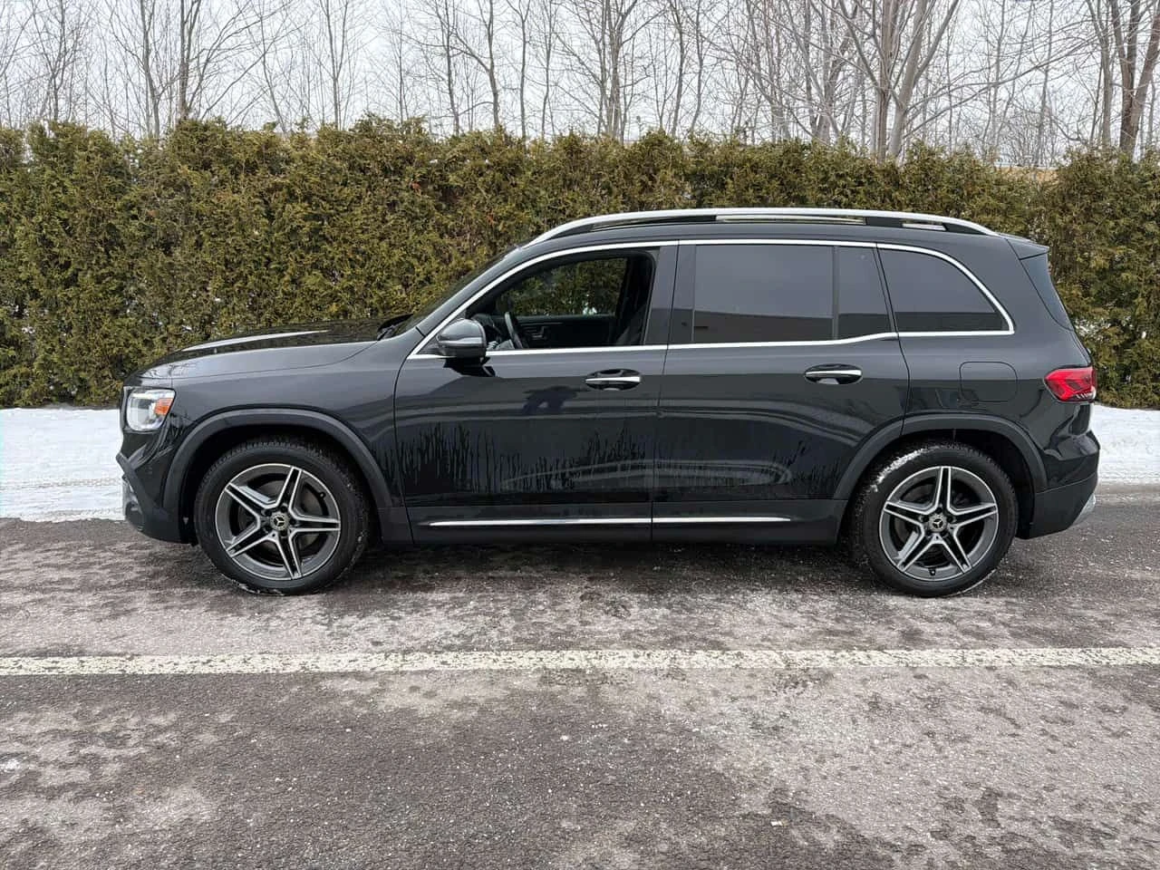 Mercedes-Benz GLB 250 4MATIC SUV /360/DISTRONIC/ГУМИ, снимка 2 - Автомобили и джипове - 53953952