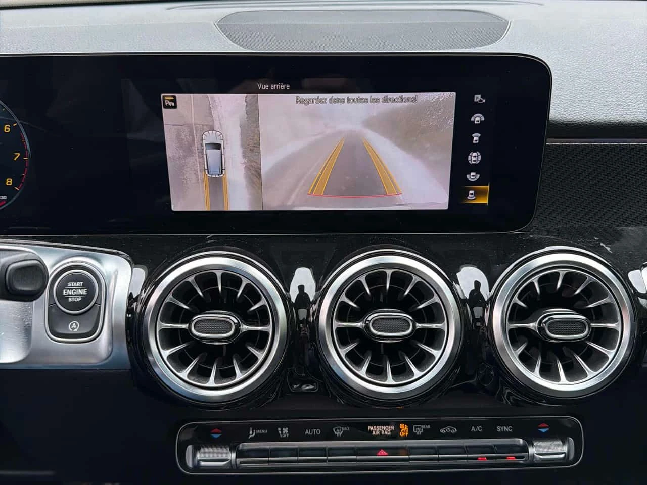 Mercedes-Benz GLB 250 4MATIC SUV /360/DISTRONIC/ГУМИ, снимка 11 - Автомобили и джипове - 53953952