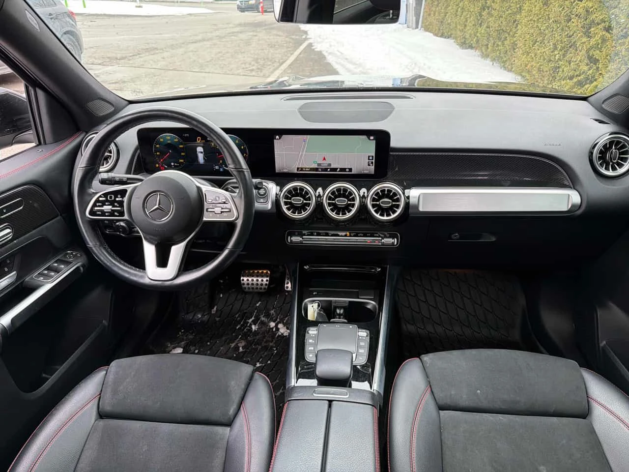 Mercedes-Benz GLB 250 4MATIC SUV /360/DISTRONIC/ГУМИ, снимка 16 - Автомобили и джипове - 53953952