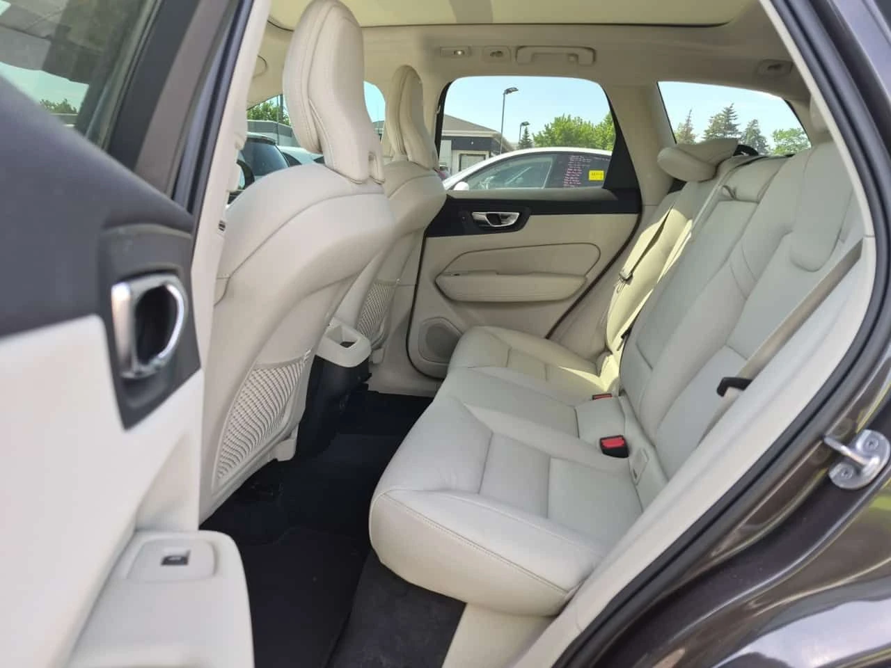 Volvo XC60 * PLUS DARK THEME * CARFAX * Един собственик * , снимка 8 - Автомобили и джипове - 54915847