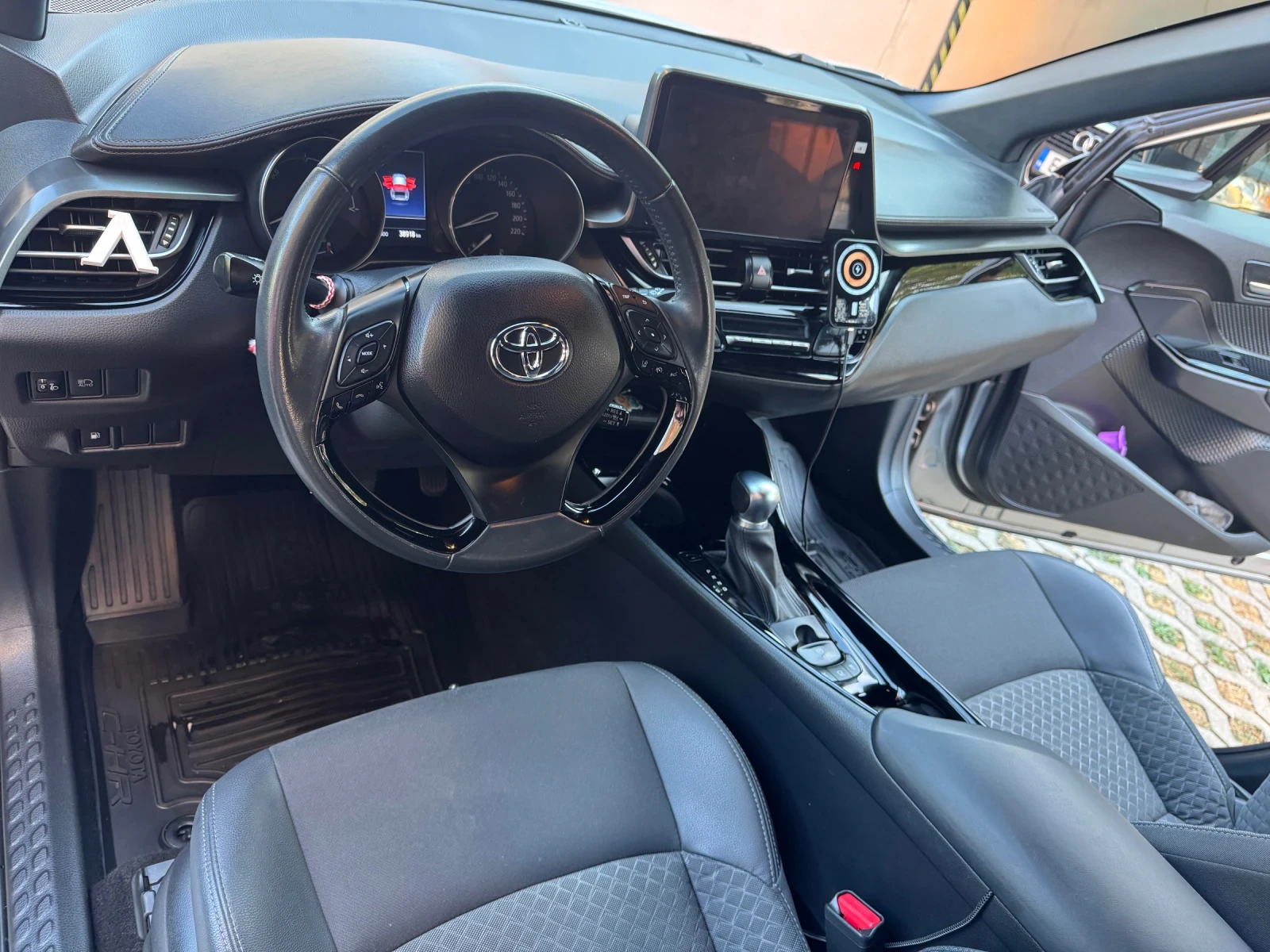 Toyota C-HR Кросоувър, снимка 9 - Автомобили и джипове - 56130743