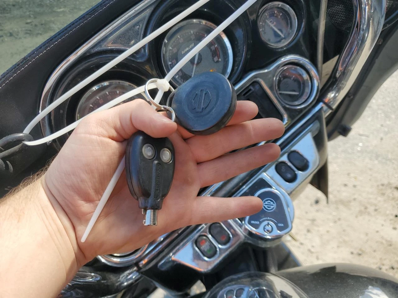 Harley-Davidson CVO FLHTCUSE  - изображение 8