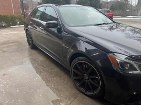 Mercedes-Benz E 63 AMG AMG* * CARFAX * * АВТО КРЕДИТ * * , снимка 2 - Автомобили и джипове - 53644905