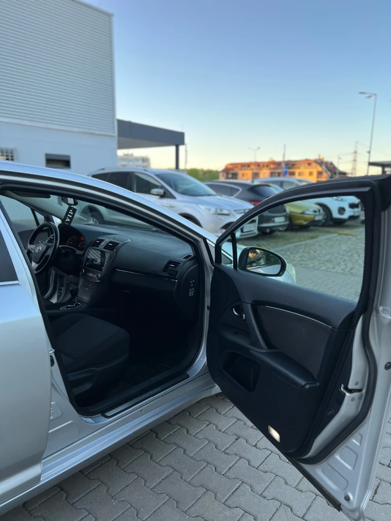Toyota Avensis 1.8VVT-i l Автомат ll Газ ll Мултимедия ll Екстри , снимка 7 - Автомобили и джипове - 50087271