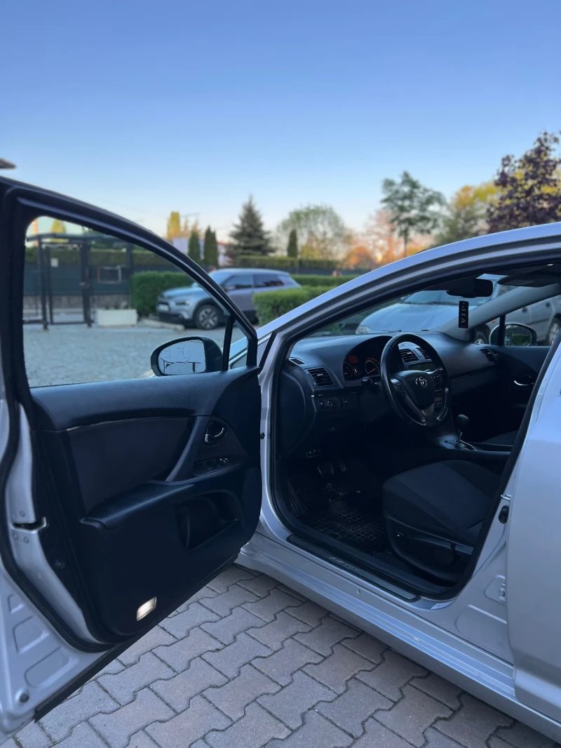 Toyota Avensis 1.8VVT-i l Автомат ll Газ ll Мултимедия ll Екстри , снимка 6 - Автомобили и джипове - 50087271