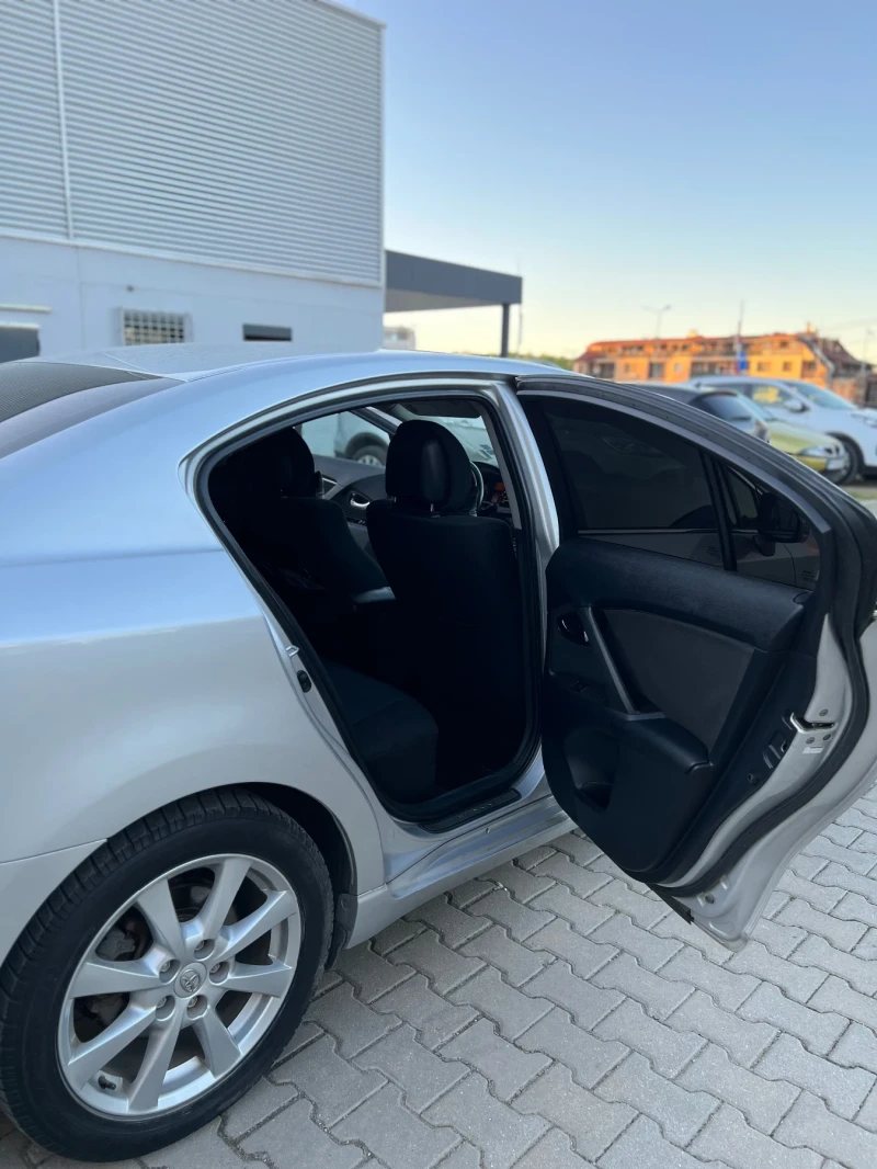 Toyota Avensis 1.8VVT-i l Автомат ll Газ ll Мултимедия ll Екстри , снимка 9 - Автомобили и джипове - 50087271
