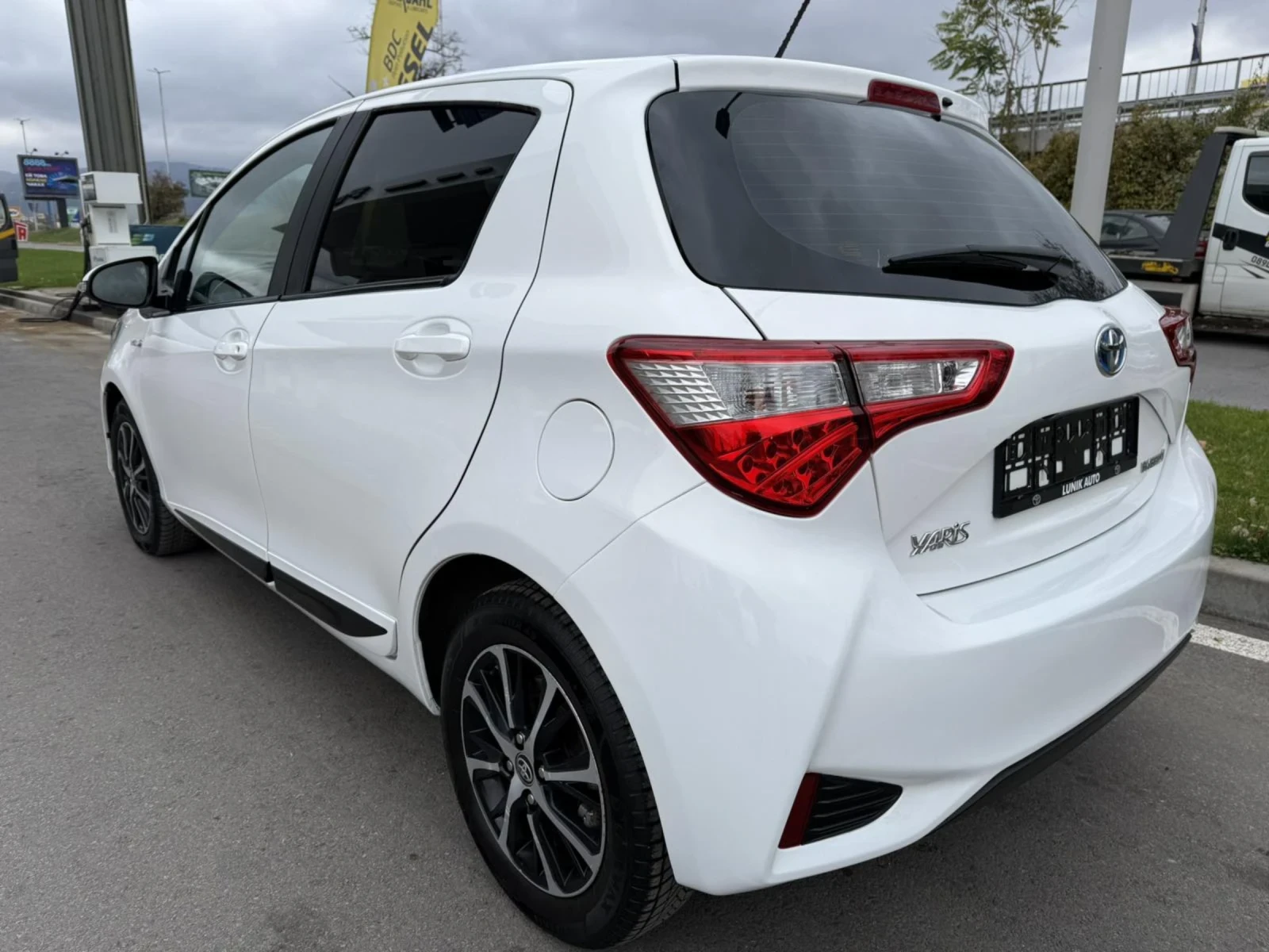 Toyota Yaris HYBRID  - изображение 3