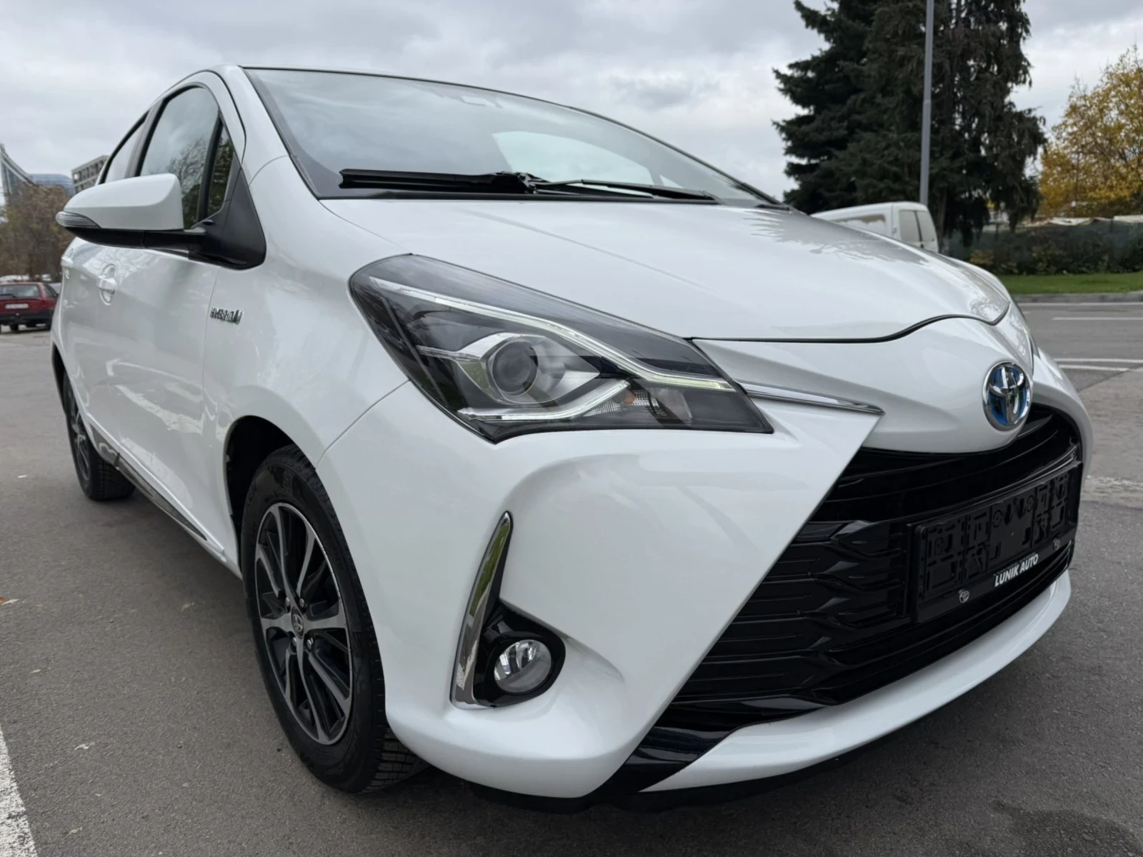 Toyota Yaris HYBRID  - изображение 2