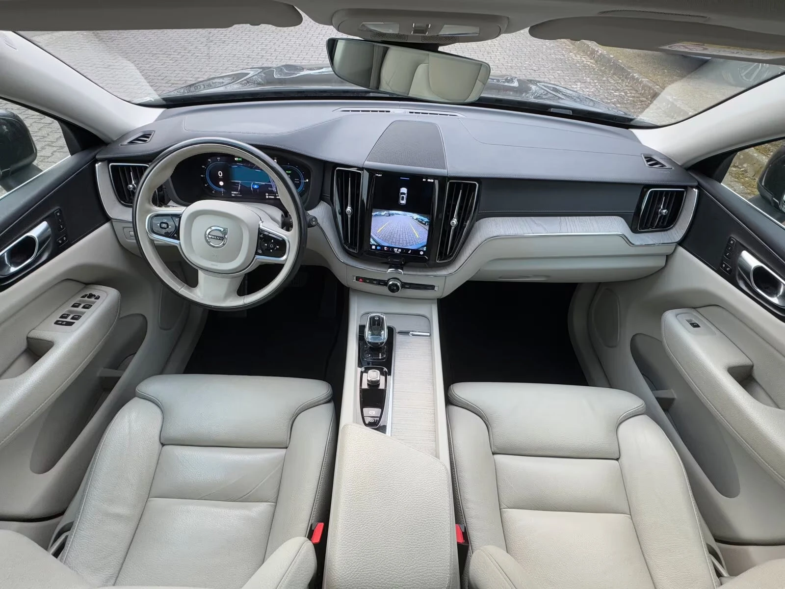 Volvo XC60 T6-INSCRIPTION/341HP/PANO/KLESS/CAM/161g - изображение 9