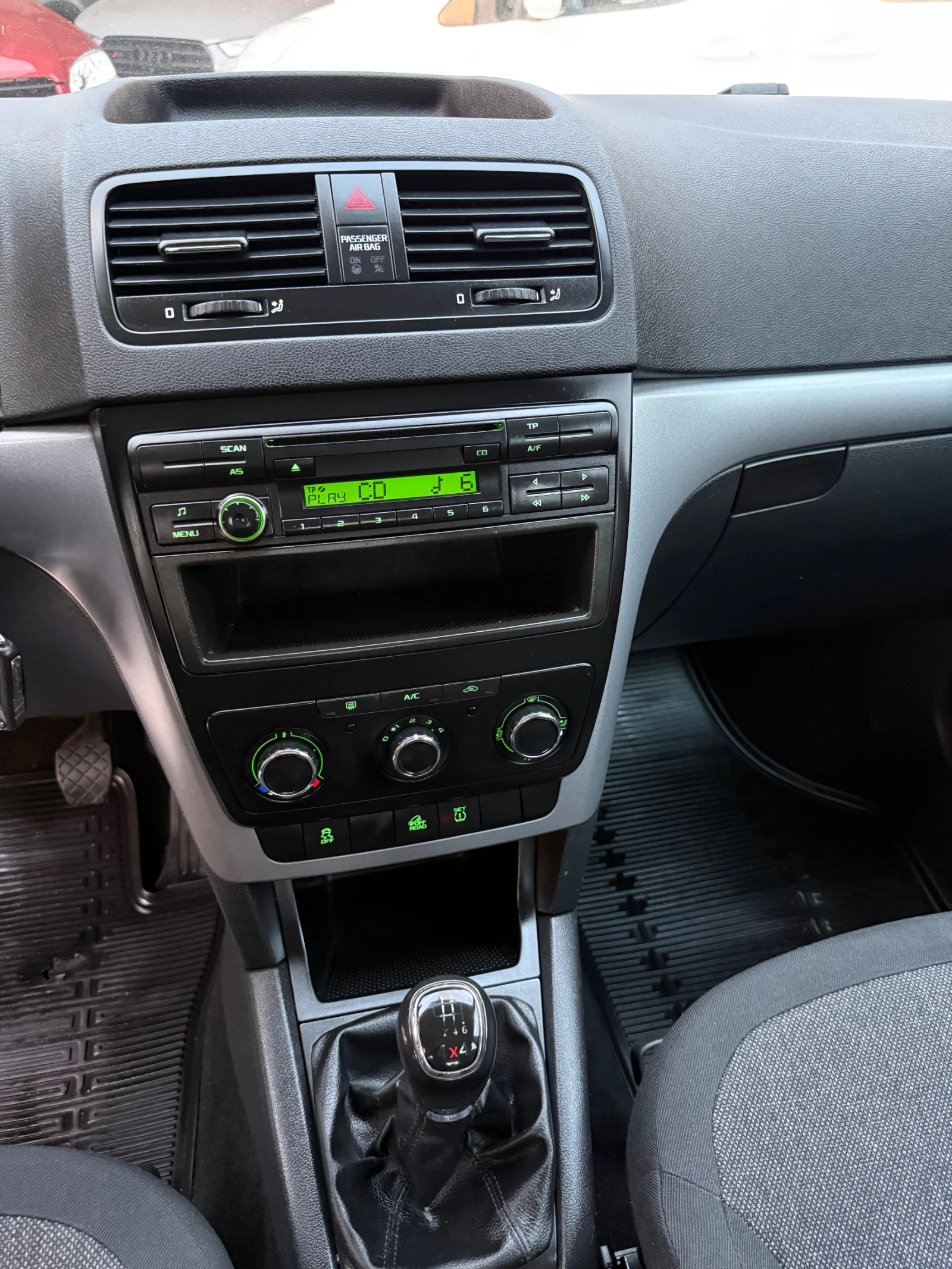 Skoda Yeti 2.0TDI 110К.С. 4Х4, снимка 15 - Автомобили и джипове - 55386672