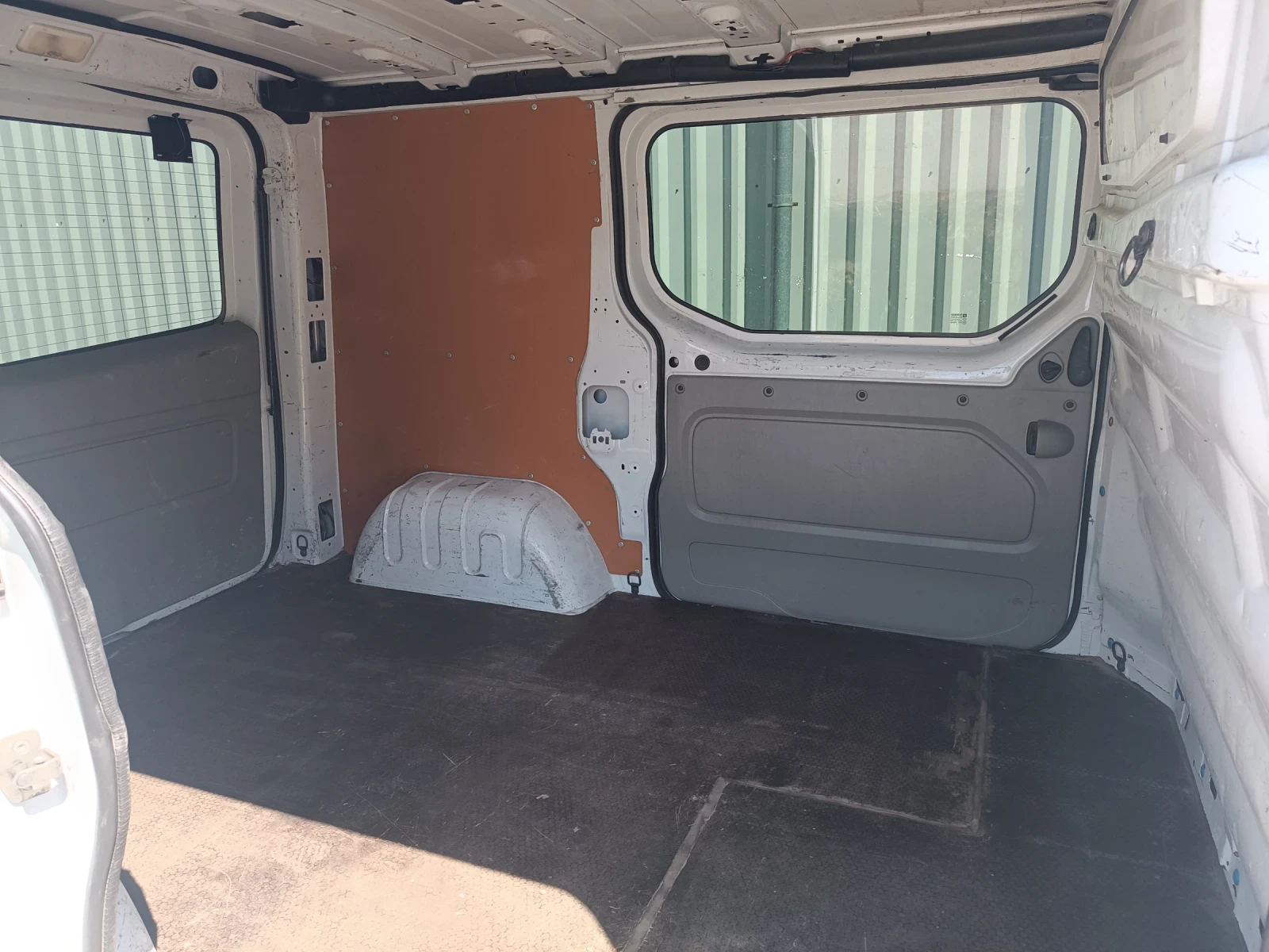 Opel Vivaro 2.5 CDTI 2011г., снимка 9 - Бусове и автобуси - 55770250