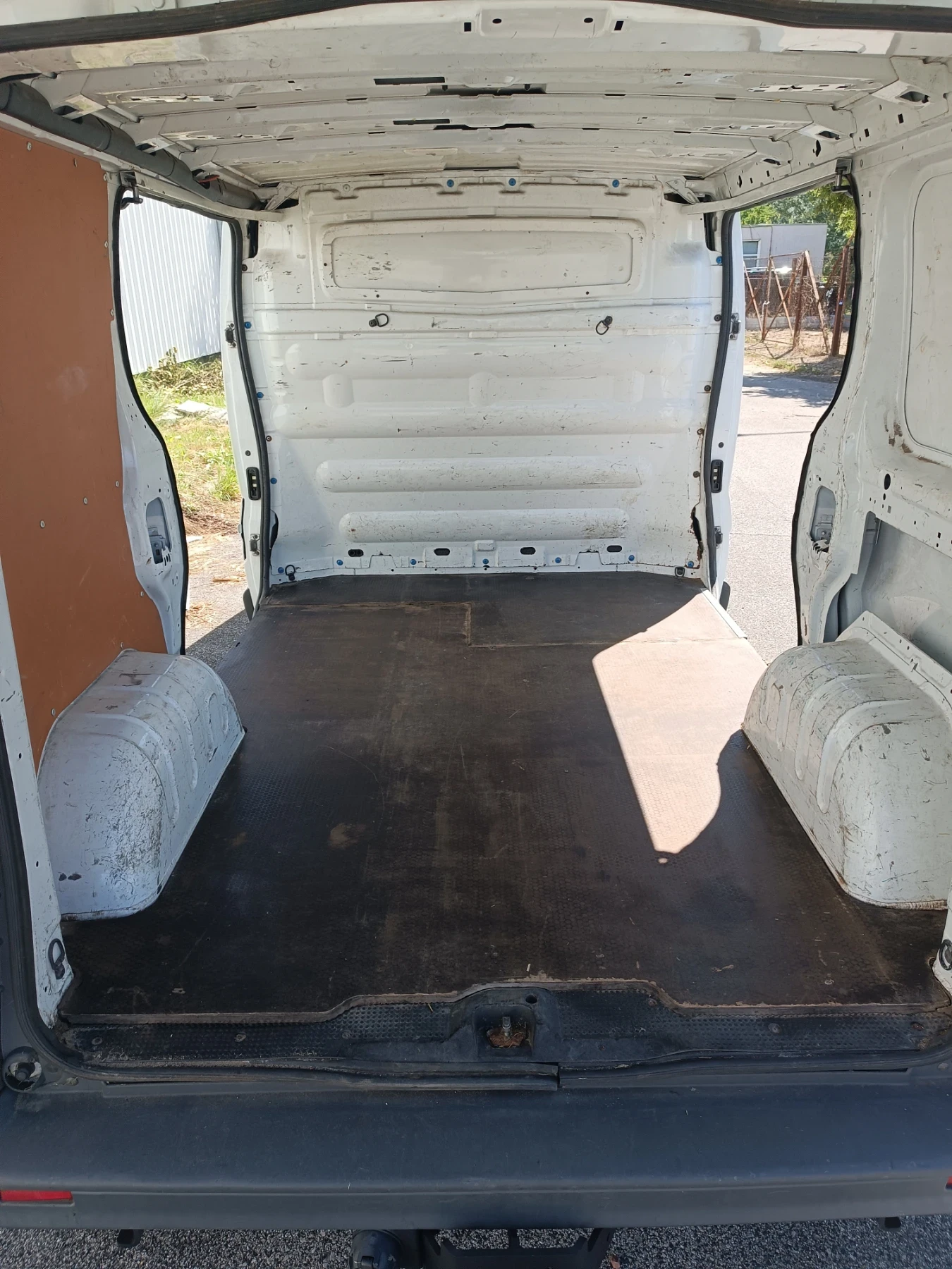 Opel Vivaro 2.5 CDTI 2011г., снимка 8 - Бусове и автобуси - 55770250