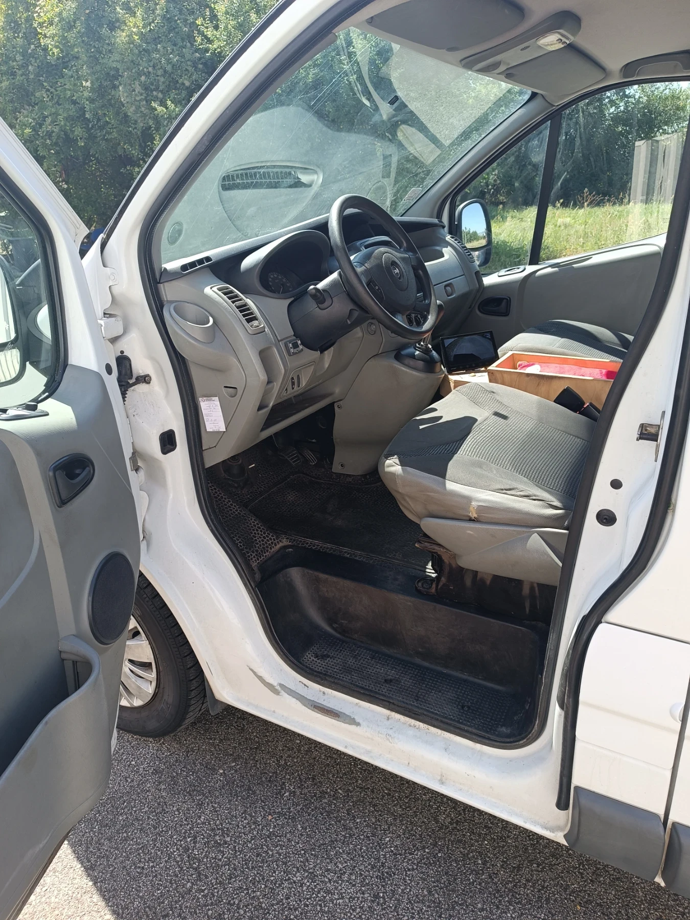 Opel Vivaro 2.5 CDTI 2011г., снимка 14 - Бусове и автобуси - 55770250
