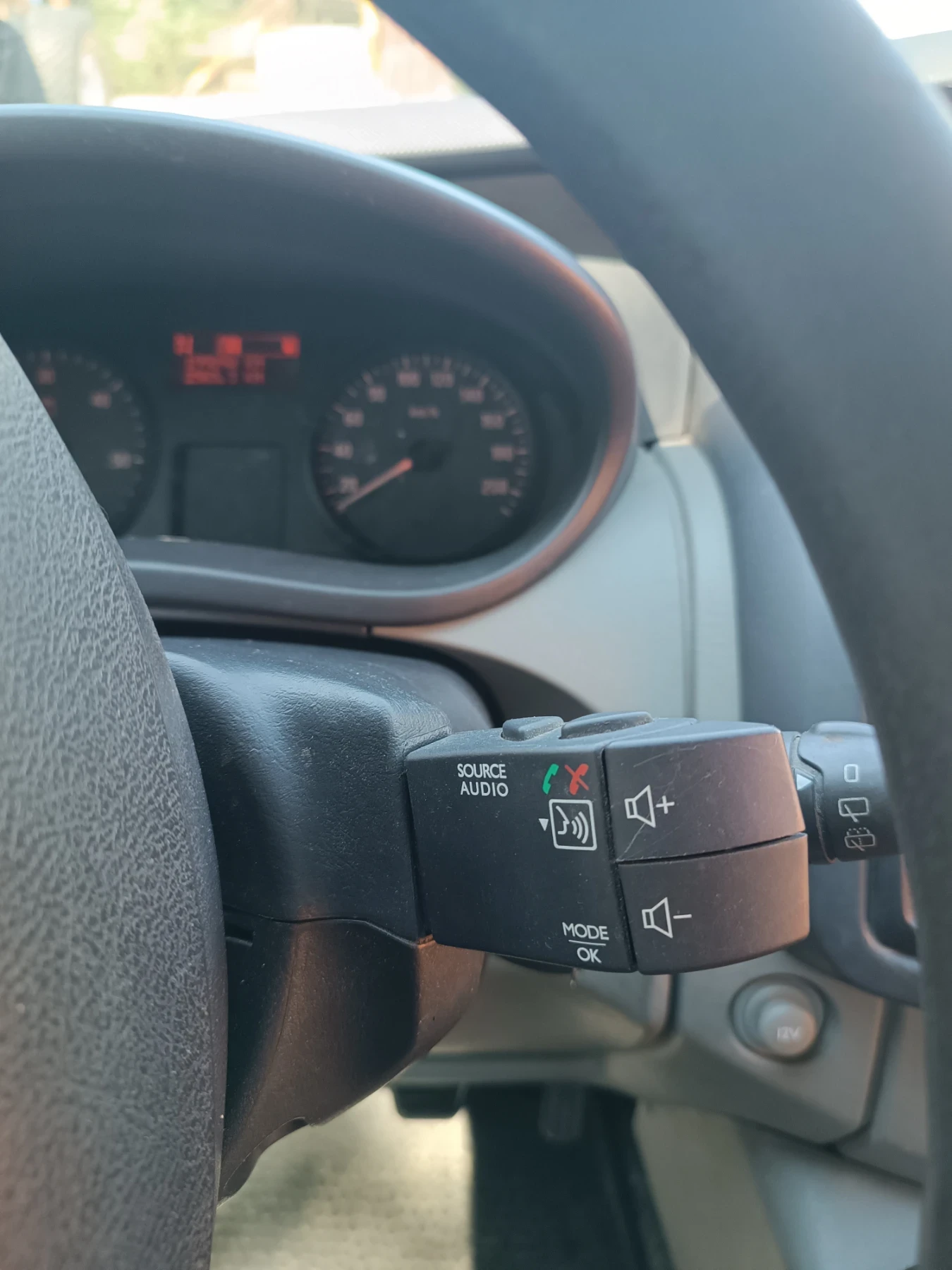 Opel Vivaro 2.5 CDTI 2011г., снимка 17 - Бусове и автобуси - 55770250