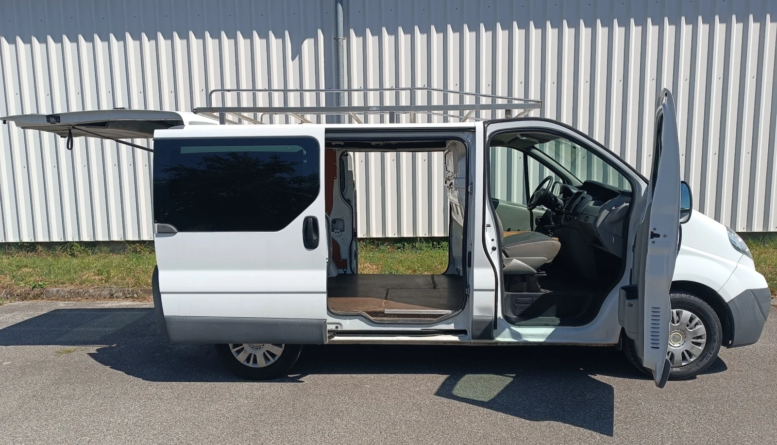 Opel Vivaro 2.5 CDTI 2011г., снимка 7 - Бусове и автобуси - 55770250