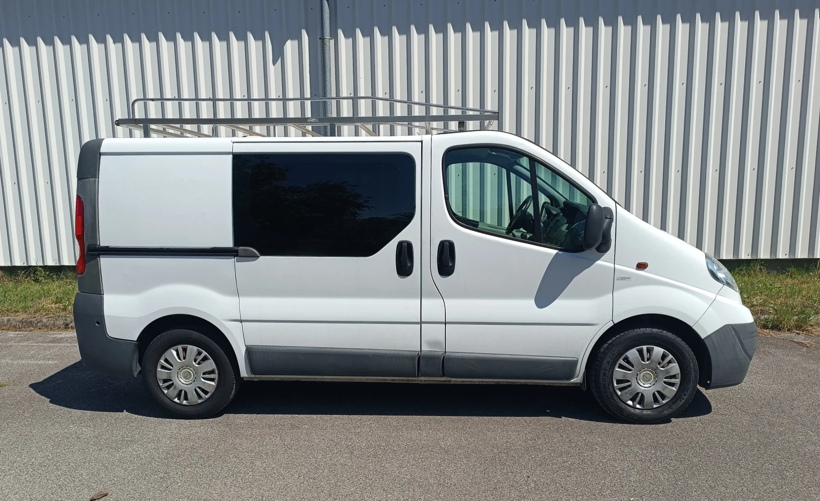 Opel Vivaro 2.5 CDTI 2011г., снимка 4 - Бусове и автобуси - 55770250