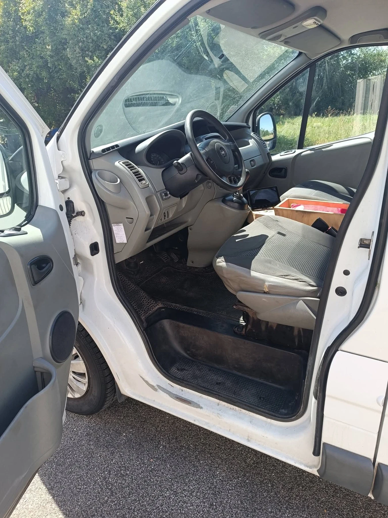Opel Vivaro 2.5 CDTI 2011г., снимка 14 - Бусове и автобуси - 56240447
