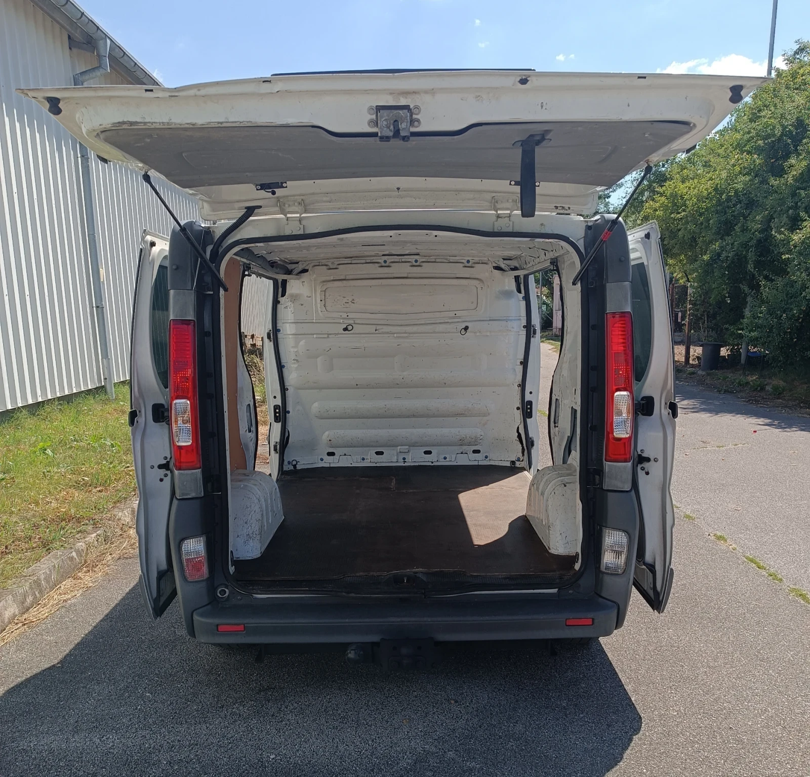 Opel Vivaro 2.5 CDTI 2011г., снимка 10 - Бусове и автобуси - 55770250
