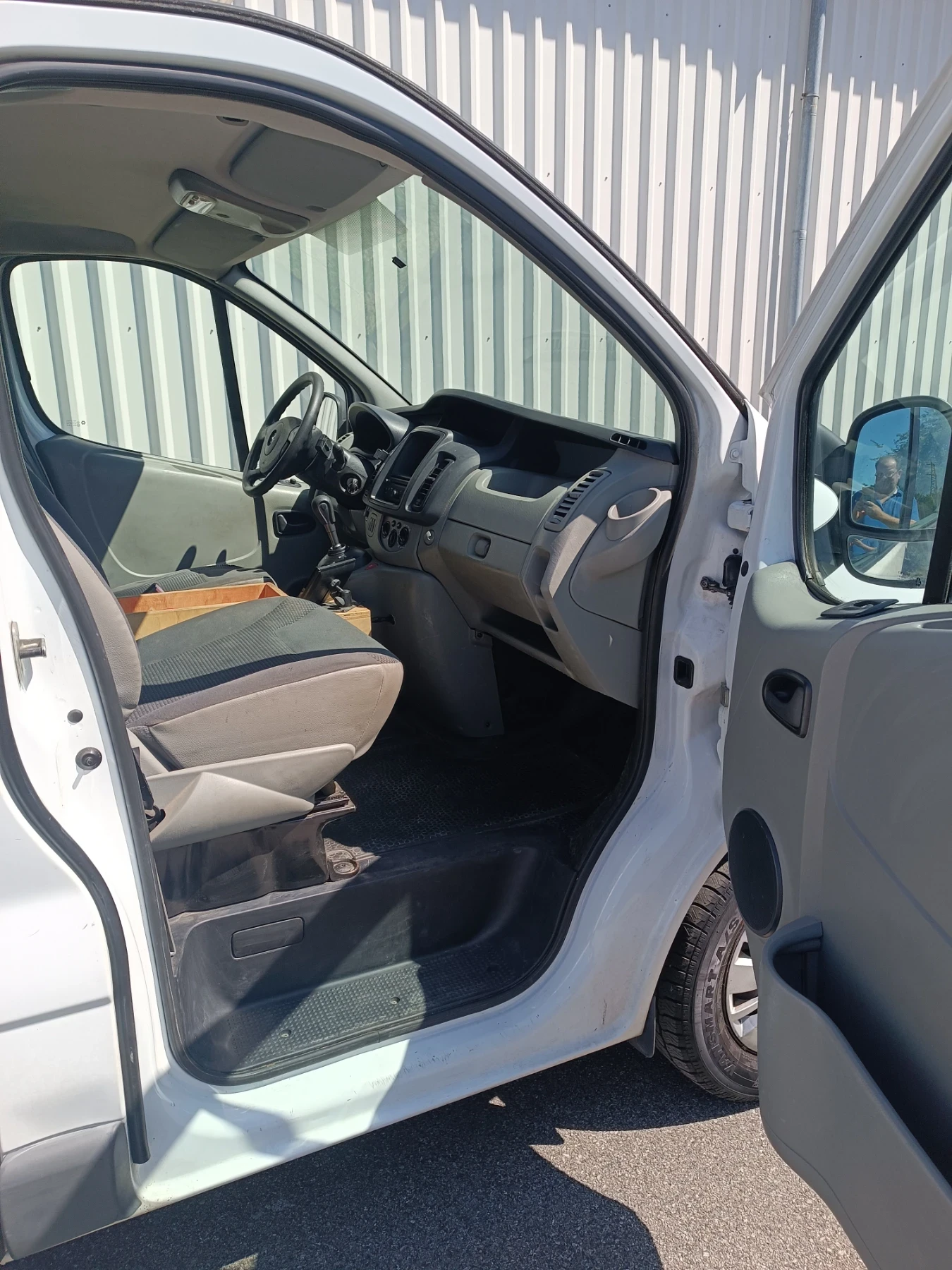 Opel Vivaro 2.5 CDTI 2011г., снимка 13 - Бусове и автобуси - 55770250