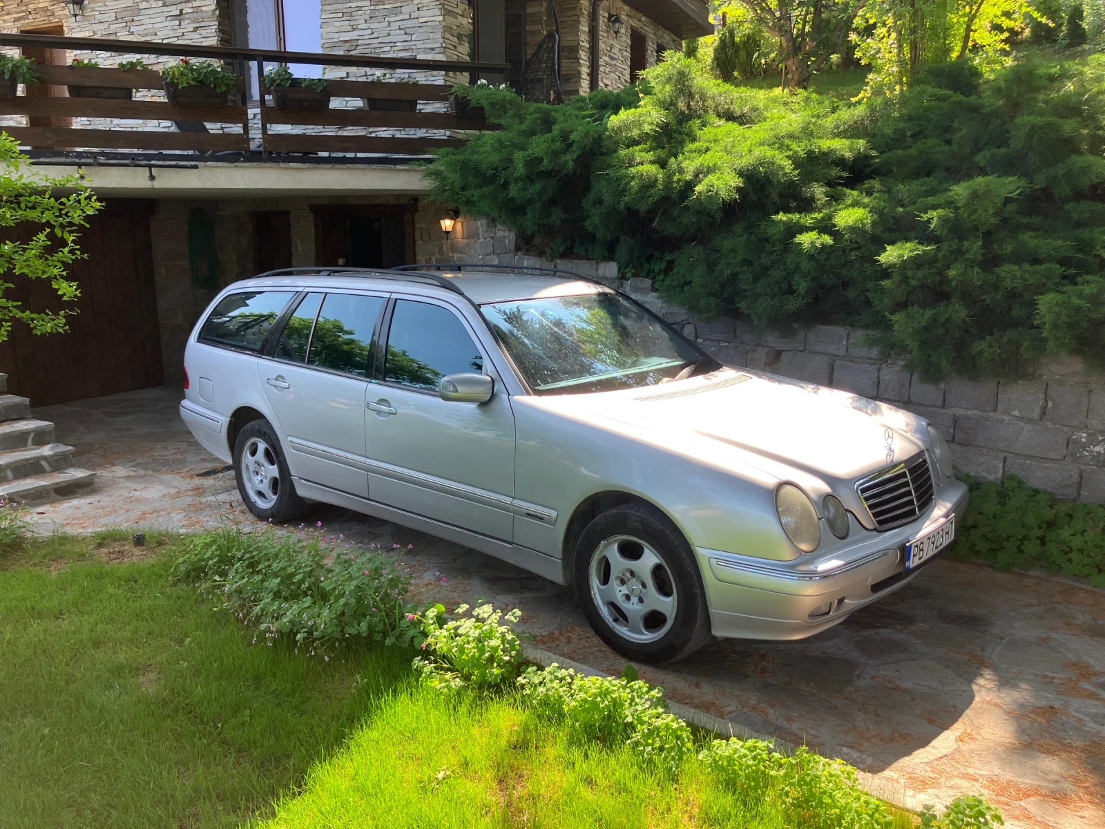 Mercedes-Benz E 220  - изображение 4