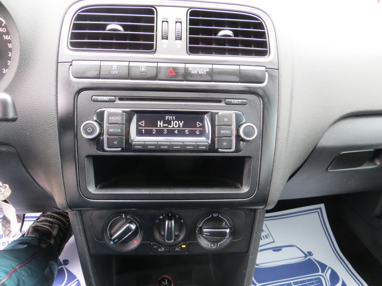 VW Polo 1.2i-СЕРВИЗНА ИСТОРИЯ-ЕВРО-5А, снимка 12 - Автомобили и джипове - 54385919