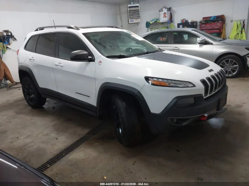 Jeep Cherokee 3.2L V-6 DOHC, 271HP 4X4 Drive