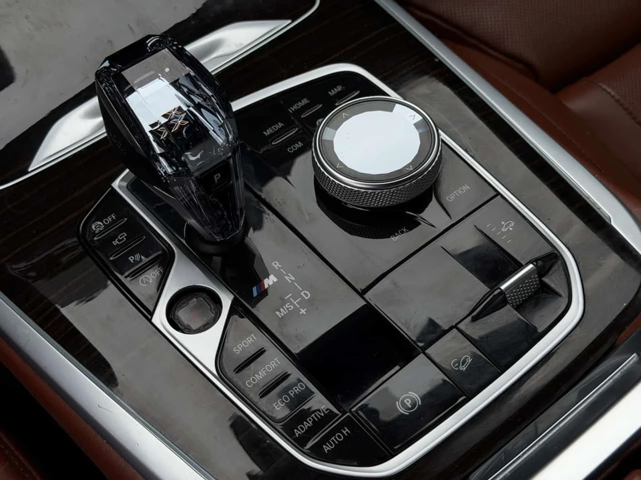 BMW X7 M50i| DISTRONIC| LASER| 360| SKY LOUNGE| SWAROVSKI, снимка 13 - Автомобили и джипове - 54597931