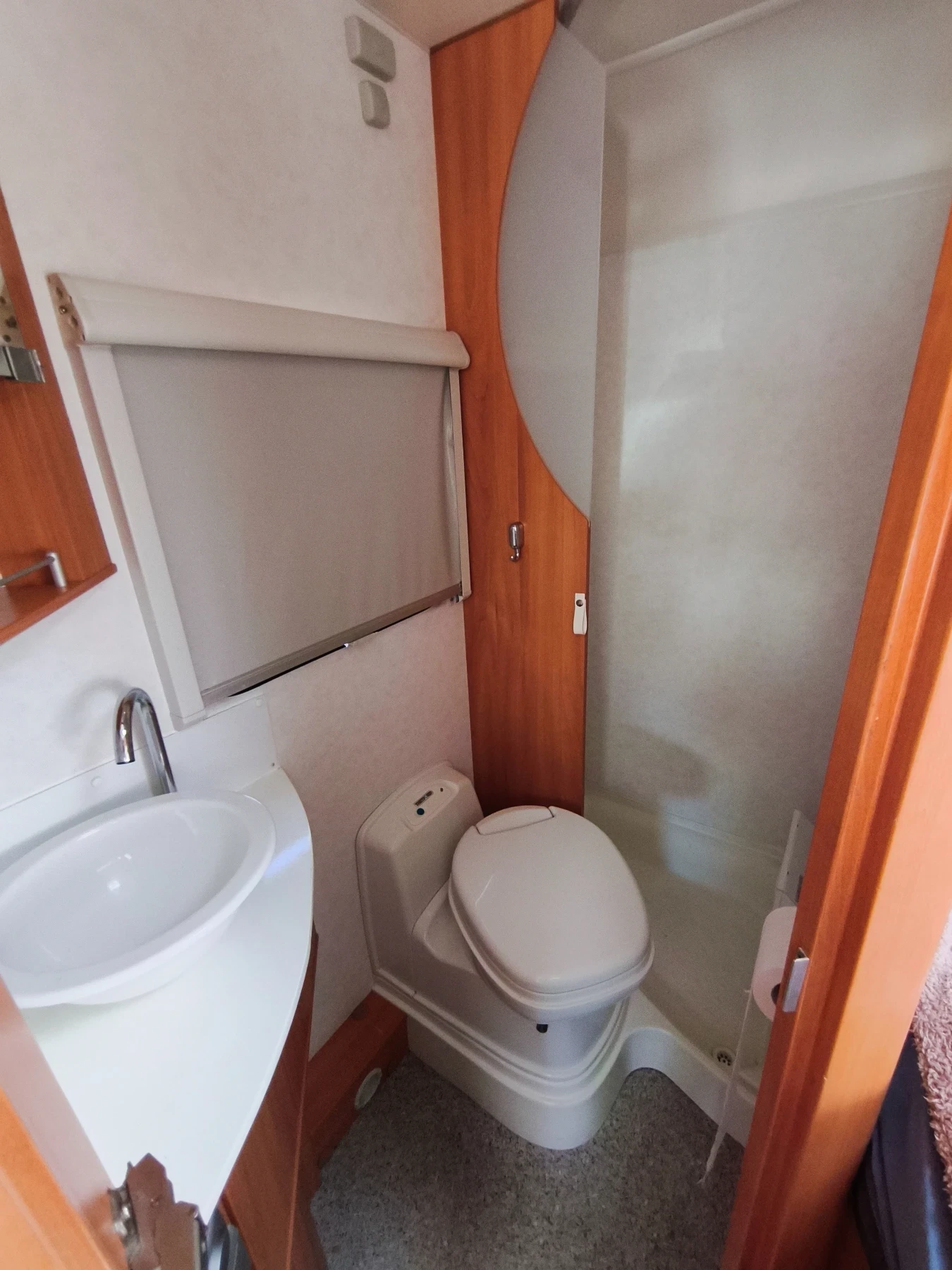 Кемпер Knaus R43, снимка 6 - Каравани и кемпери - 52636811