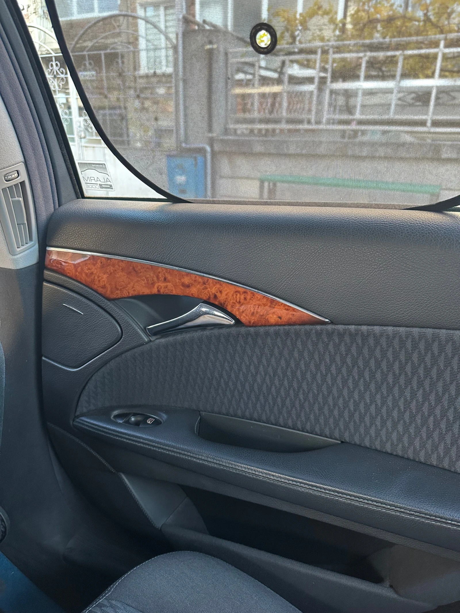 Mercedes-Benz E 320 N - изображение 6