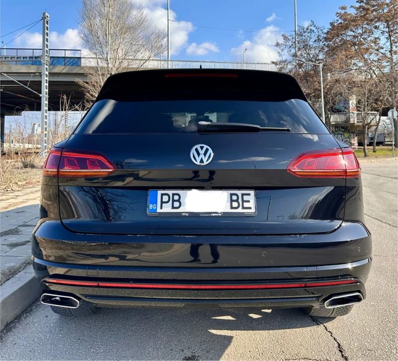 VW Touareg  R-line , Black Edition , Full Max , УНИКАТ !, снимка 3 - Автомобили и джипове - 49228355