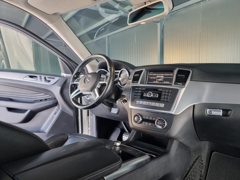 Mercedes-Benz ML 350 Panorama* AMG* Keyless* Distronic* Camera* , снимка 12 - Автомобили и джипове - 52281505