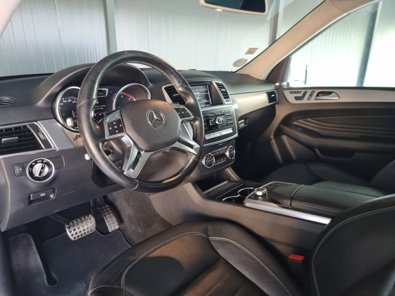 Mercedes-Benz ML 350 Panorama* AMG* Keyless* Distronic* Camera* , снимка 9 - Автомобили и джипове - 52281505