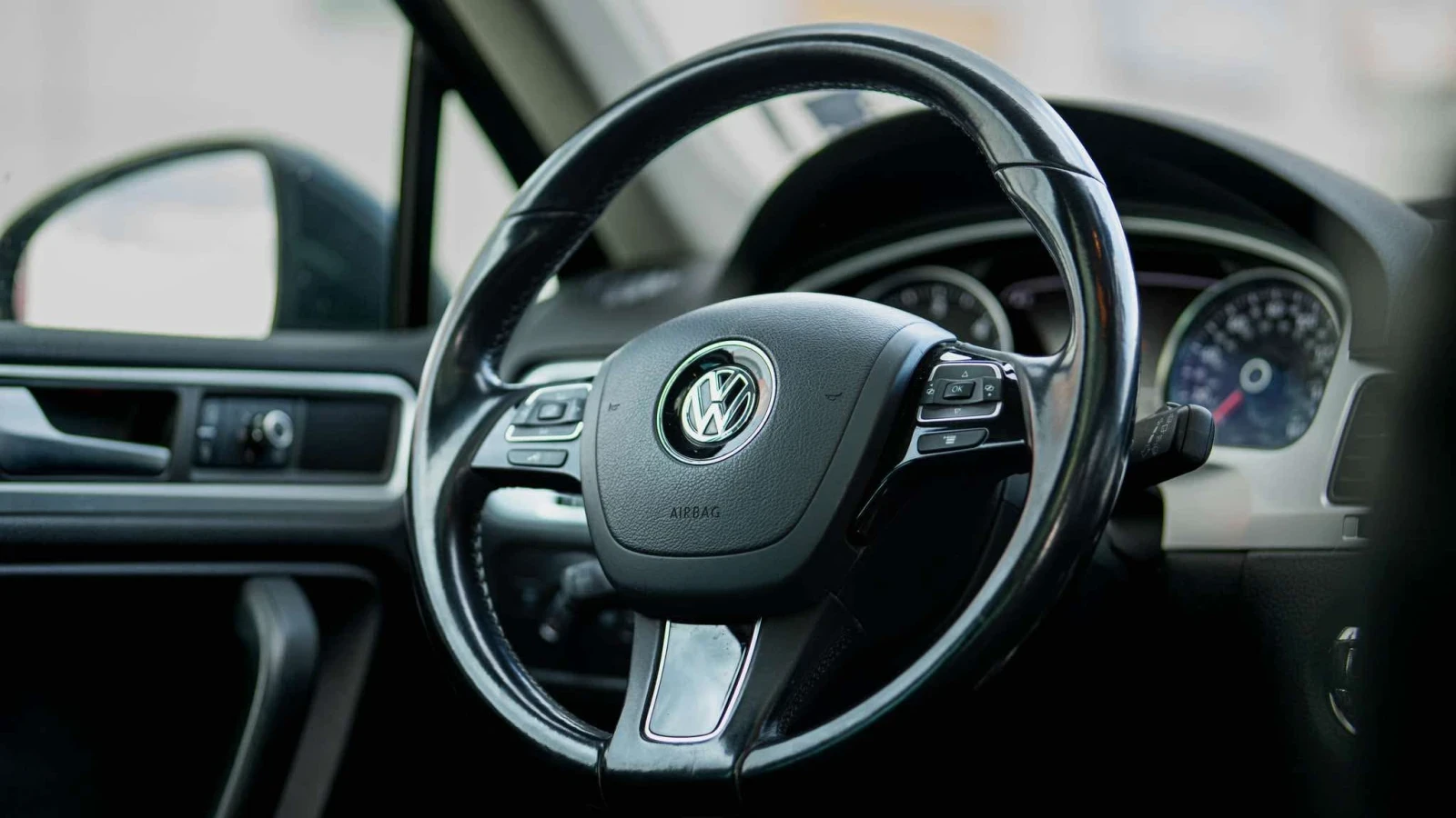 VW Touareg 3.0 TDI* 8ZF* LED* Камера* Panorama* Подгрев* Кожа - изображение 9