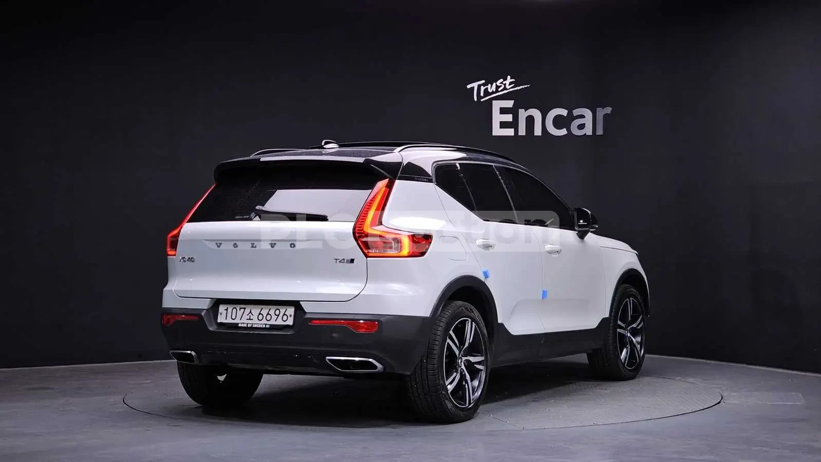 Volvo XC40 T4 R-DESIGN/ЛИЗИНГ ОТ 240 ЕВРО НА МЕСЕЦ, снимка 2 - Автомобили и джипове - 54110785