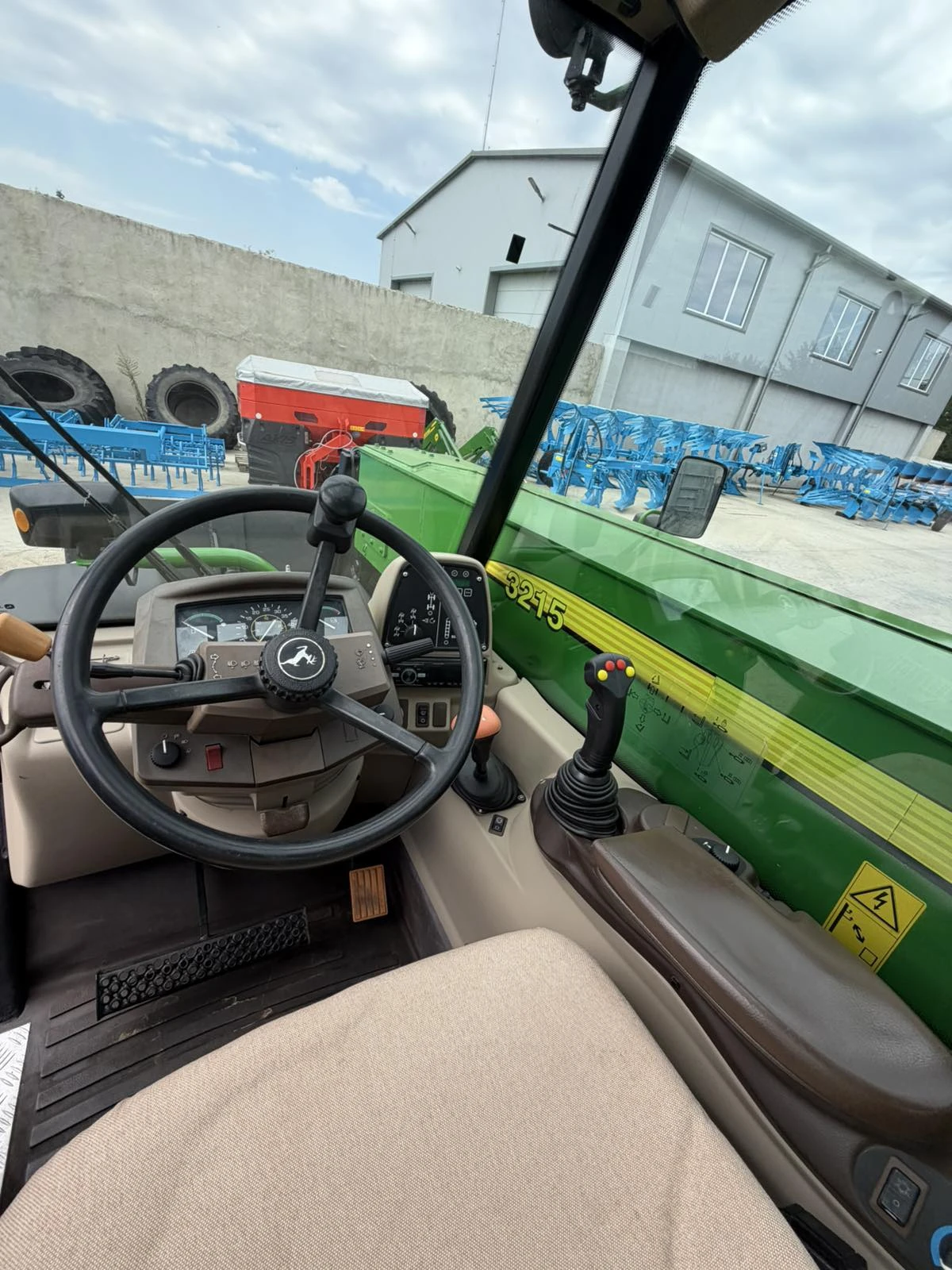 Телескопичен товарач John Deere 3215, снимка 8 - Селскостопанска техника - 55925463