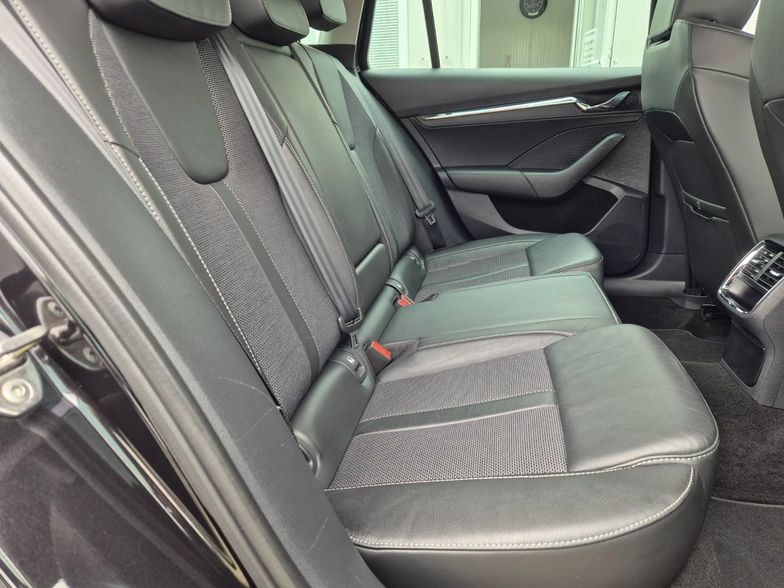 Skoda Octavia 1.5-E TEC-150кс-DSG-104000км-СУПЕР СЪСТОЯНИЕ, снимка 14 - Автомобили и джипове - 54220262