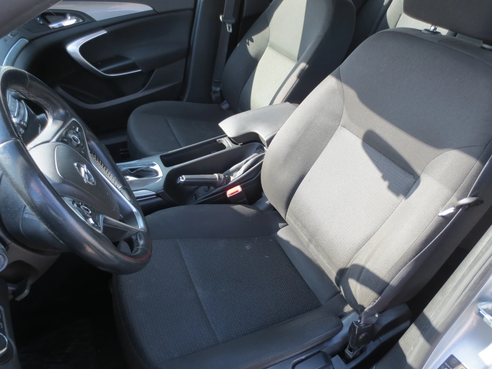Opel Insignia 1.6 CDTI, снимка 10 - Автомобили и джипове - 54374355