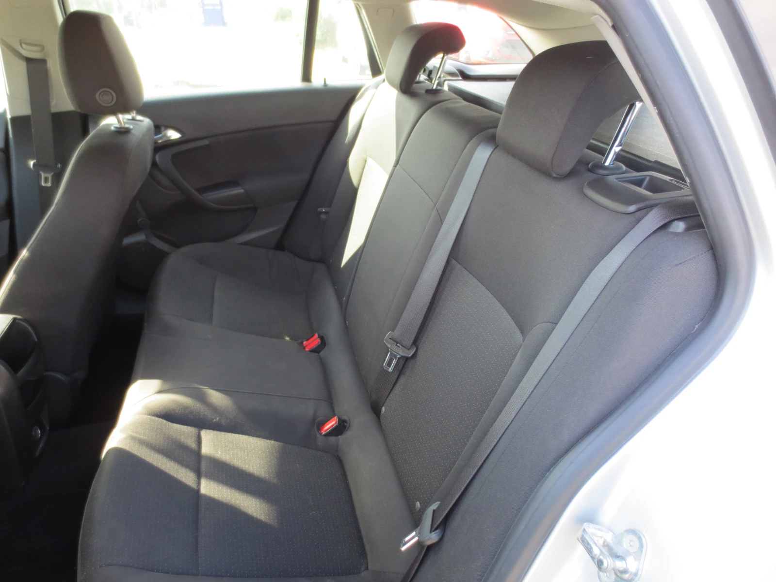 Opel Insignia 1.6 CDTI, снимка 11 - Автомобили и джипове - 54374355