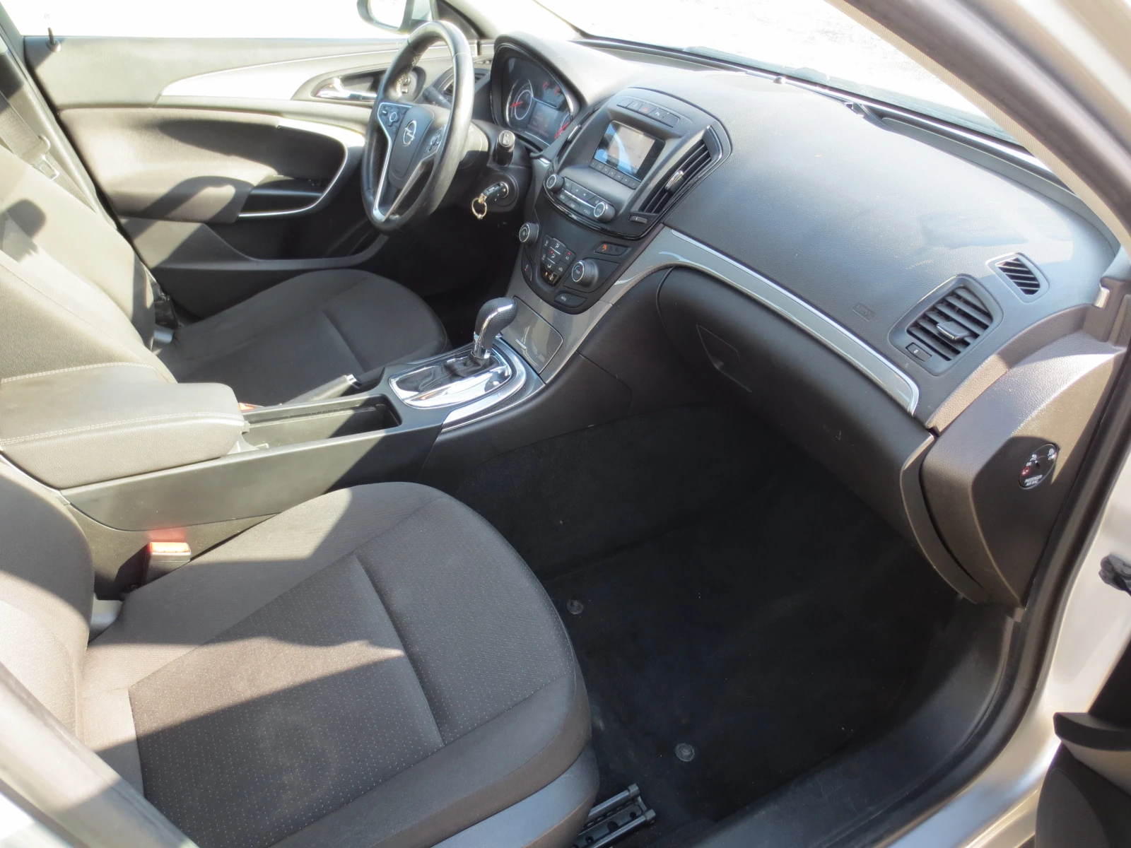 Opel Insignia 1.6 CDTI, снимка 13 - Автомобили и джипове - 54374355