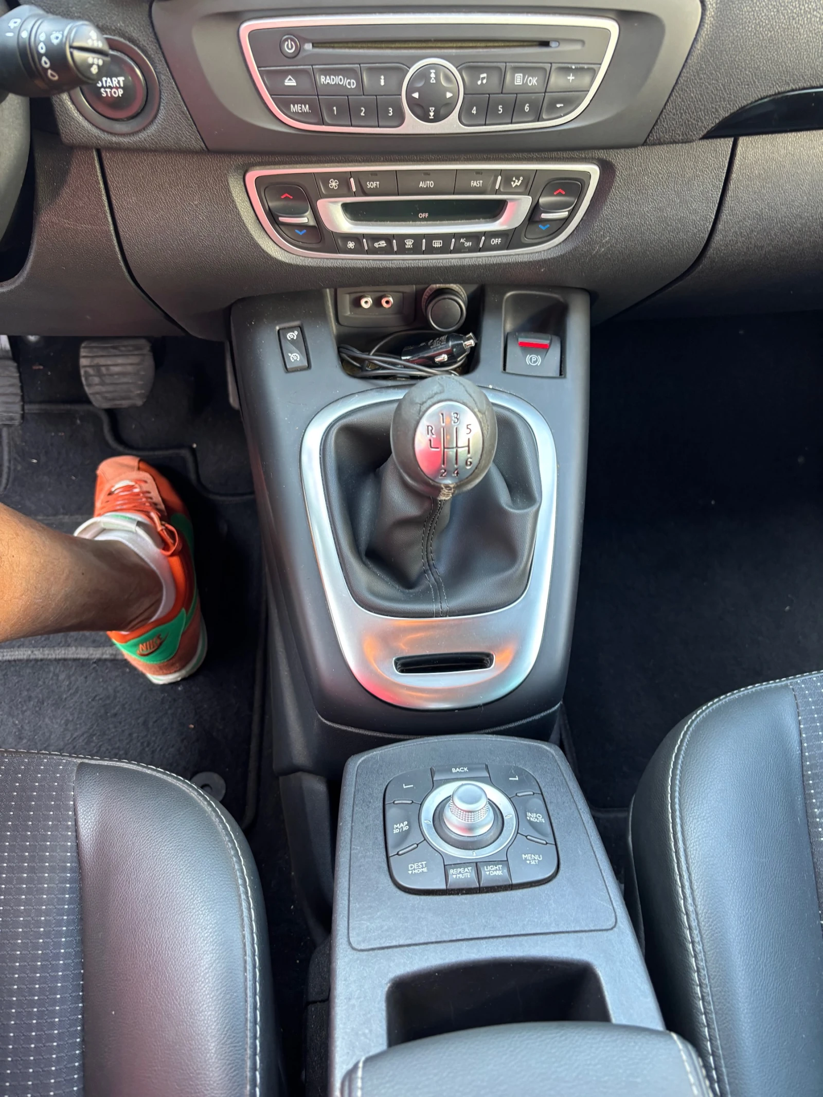 Renault Scenic 1.4-130кс, снимка 6 - Автомобили и джипове - 55670434